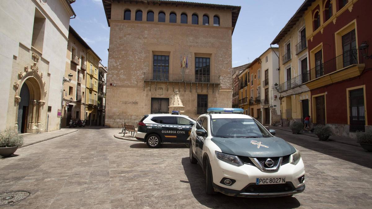 Dos vehículos de la Guardia Civil, en los juzgados de Xàtiva.