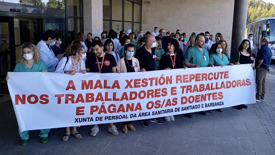Decenas de sanitarios se vuelven a concentrar ante el hospital de Ribeira por el &quot;déficit&quot; de internistas