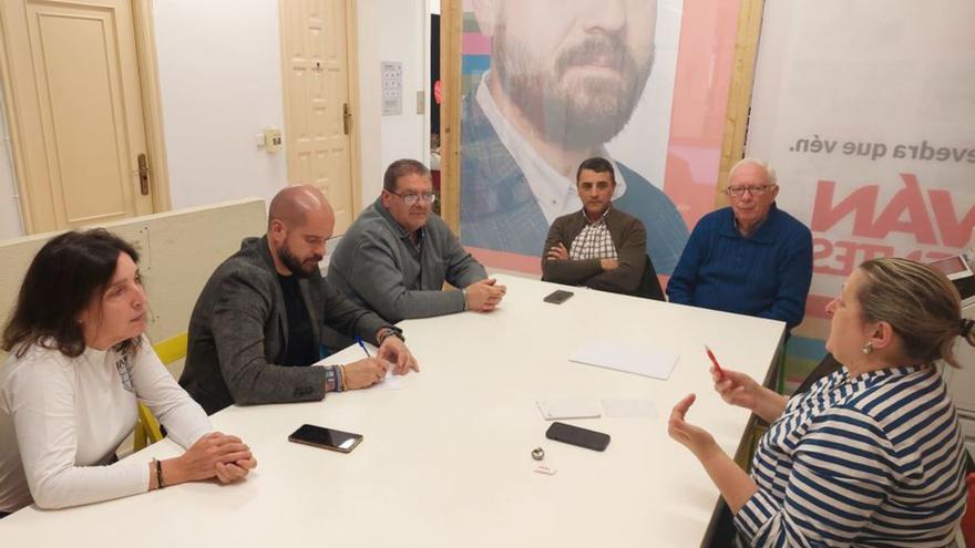 Reunión del PSOE con afectados de las Galerías Oliva.   | // FDV