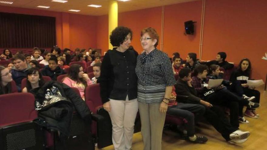 Berta Piñán -izquierda- y Nori Redondo con los alumnos del instituto cangués.