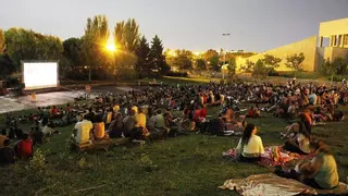 Mérida se transforma en un cine gratuito al aire libre: todas las películas que se ofertan, fechas y horarios