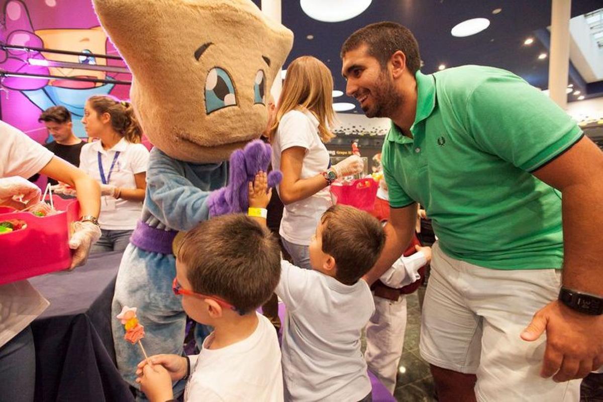 Celi, disfrutando con los niños en uno de sus aniversarios anteriores