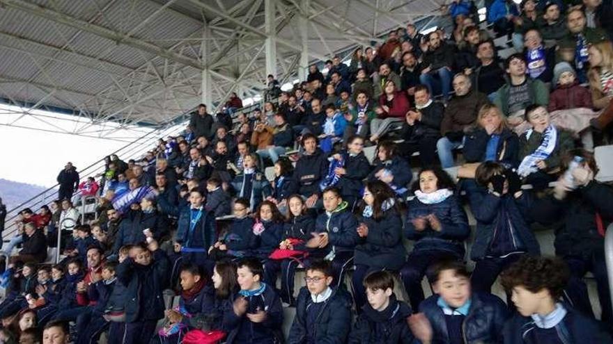 Los escolares riosellanos alientan al Real Oviedo en su última victoria