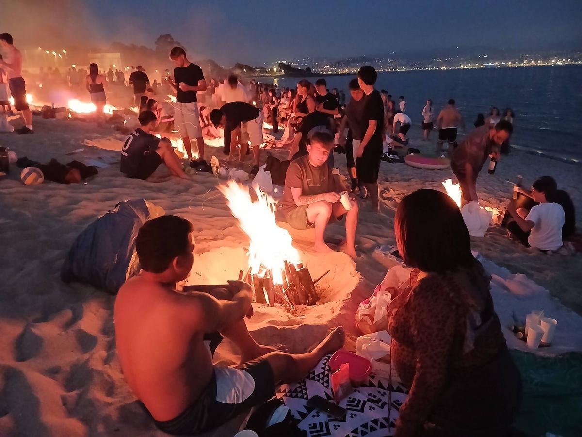 La noche de San Xoán en la playa de Rodeira, en Cangas. La noche de San Xoán en la playa de Rodeira, en Cangas.