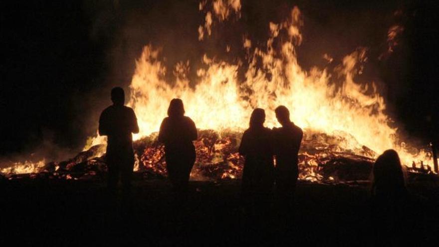 Las dos menores agredidas paseaban con su perro por la playa de Bahía durante la celebración de las hogueras de San Juan.