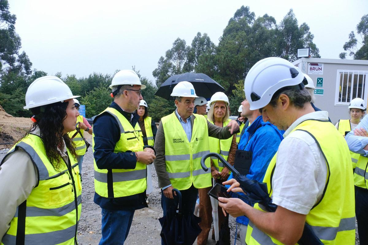 El conselleiro de Educación, Román Rodríguez, visita las obras del nuevo CEIP de O Milladoiro