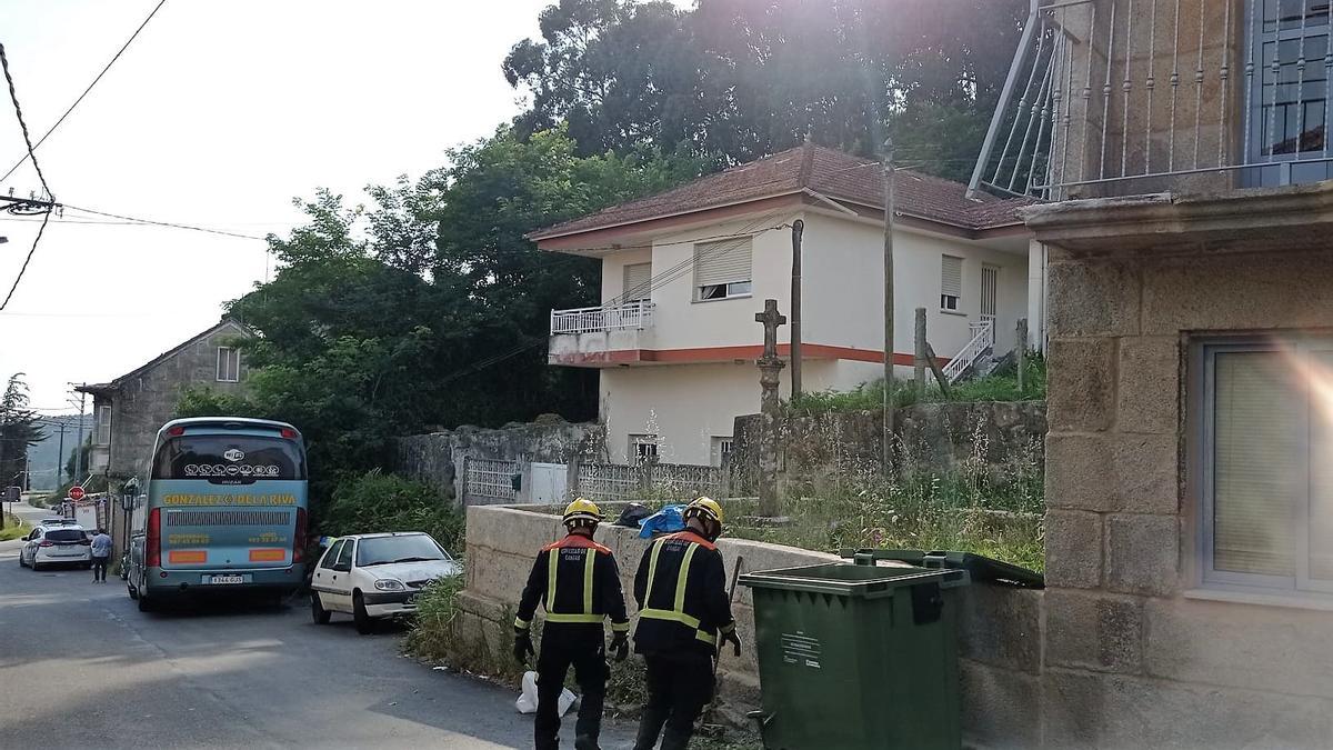 Los efectivos de emergencias, con el autobús en el lugar del accidente