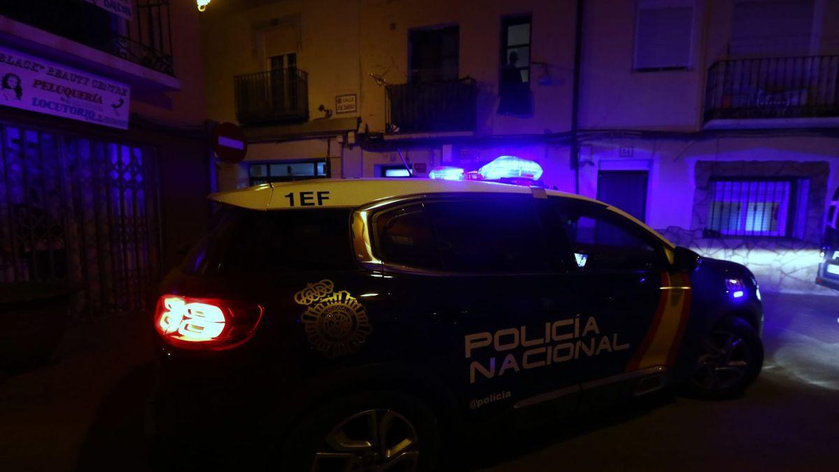 Vehículo policial en una de las calles de El Gancho durante un registro policial.