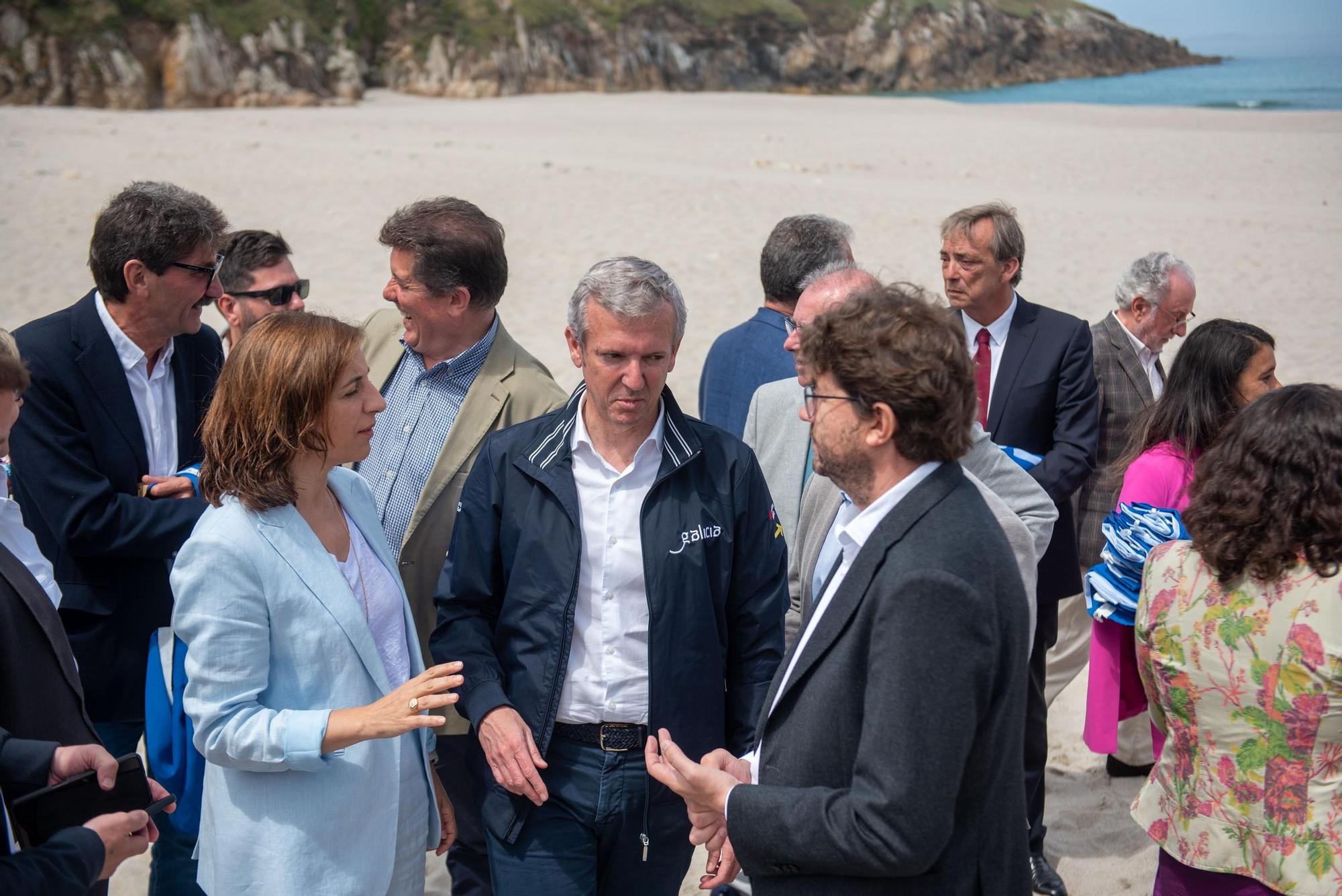 Las banderas azules de A Coruña y toda Galicia se reparten en la playa de Valcovo