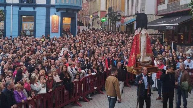 Una muchedumbre observa el paso de la Virgen del Rosario ayer en Candás.
