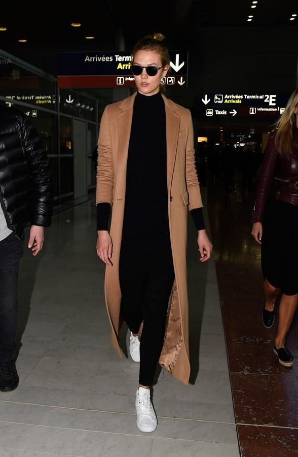 Karlie Kloss se apunta al abrigo camel