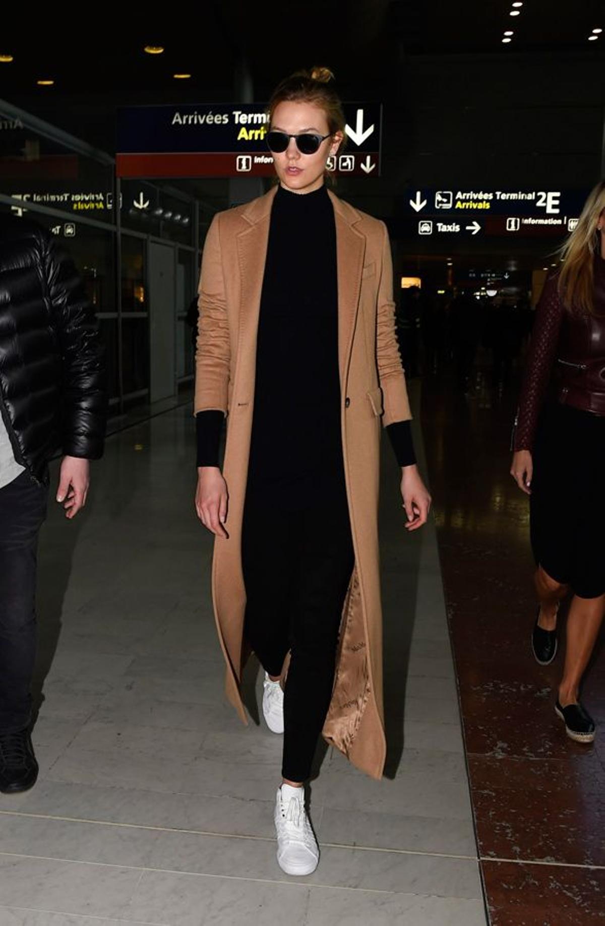 Karlie Kloss se apunta al abrigo camel