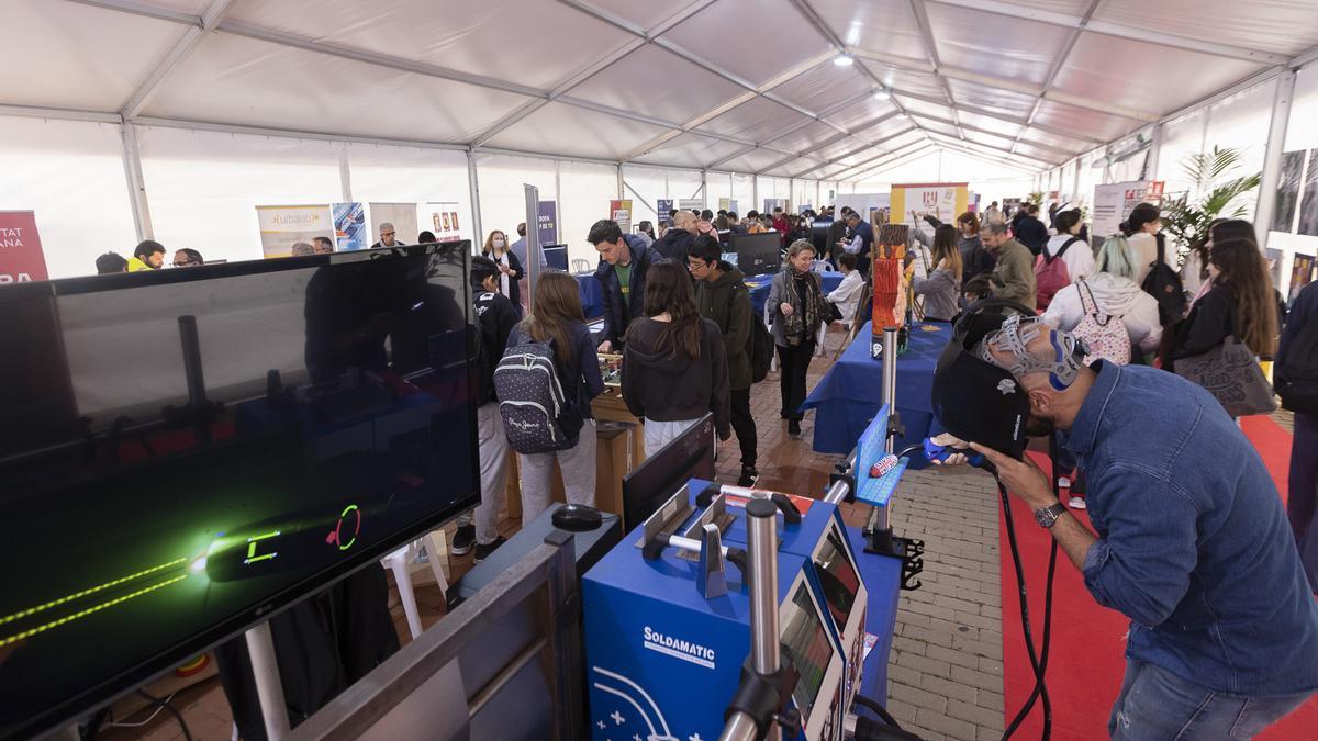 Imatge de gent en la carpa on està ubicada la XX Fira de l&#039;Estudiant