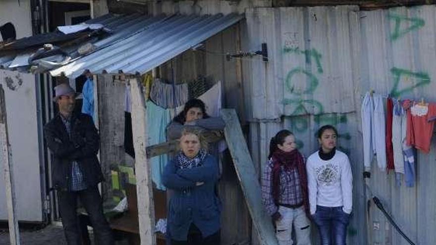 Residentes en las chabolas que quedan por derribar. / carlos pardellas