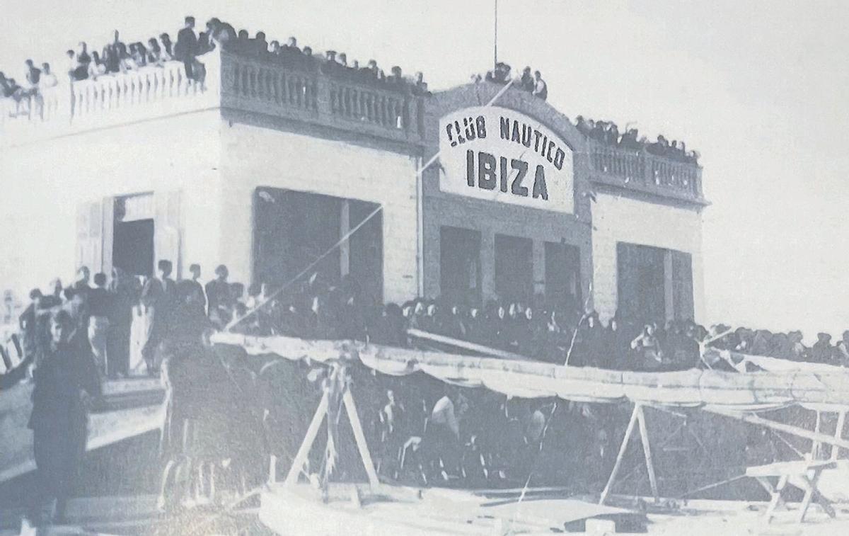 Fachada principal del Club Náutico Ibiza durante un día de fiesta. | C.N.I.