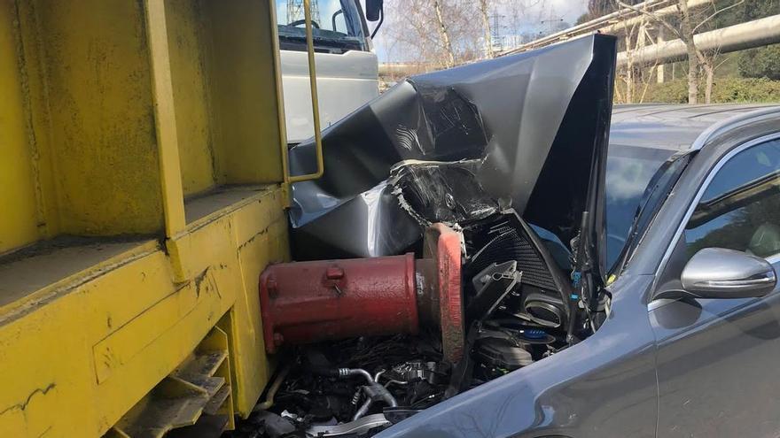 Un vagón siderúrgico descarrilado destroza un coche en Trasona (Corvera)