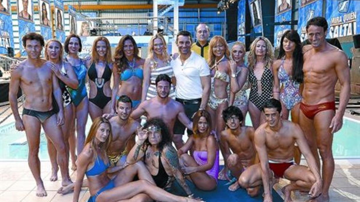 Los 18 concursantes de '¡Mira quién salta!', con Jesús Vázquez en el centro, en la piscina de Gran Canaria.
