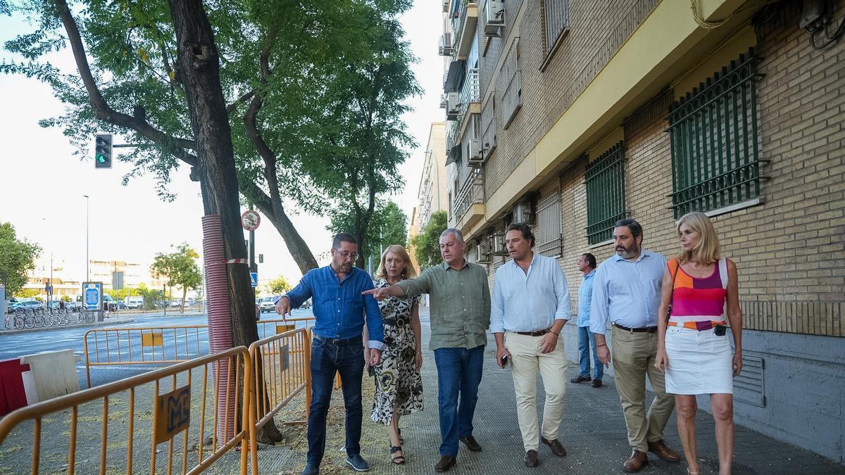 Comitiva municipal por la avenida de La Salle.