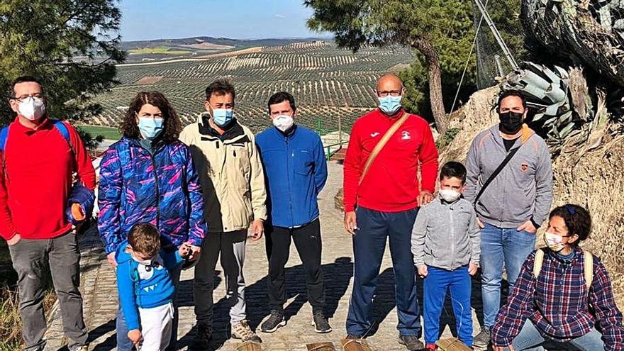 Participantes en la instalación de las cajas nido en el pinar del castillo.