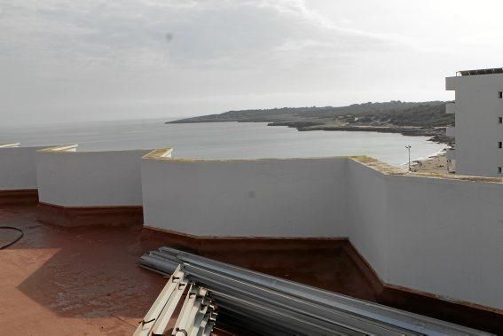 Wo jetzt auf der Dachterrasse des Borneo in Cala Millor noch Rohre verlegt sind, sollen sich kommenden Sommer die Urlauber rekeln.