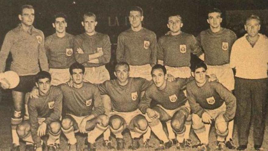 Di Stéfano -agachado, en el centro- con Zamora, Arqué, Bolao, Guillamón, Forteza, Diego, Martínez, Oviedo, Lorenzo (jugador-entrenador) y Rodríguez II.