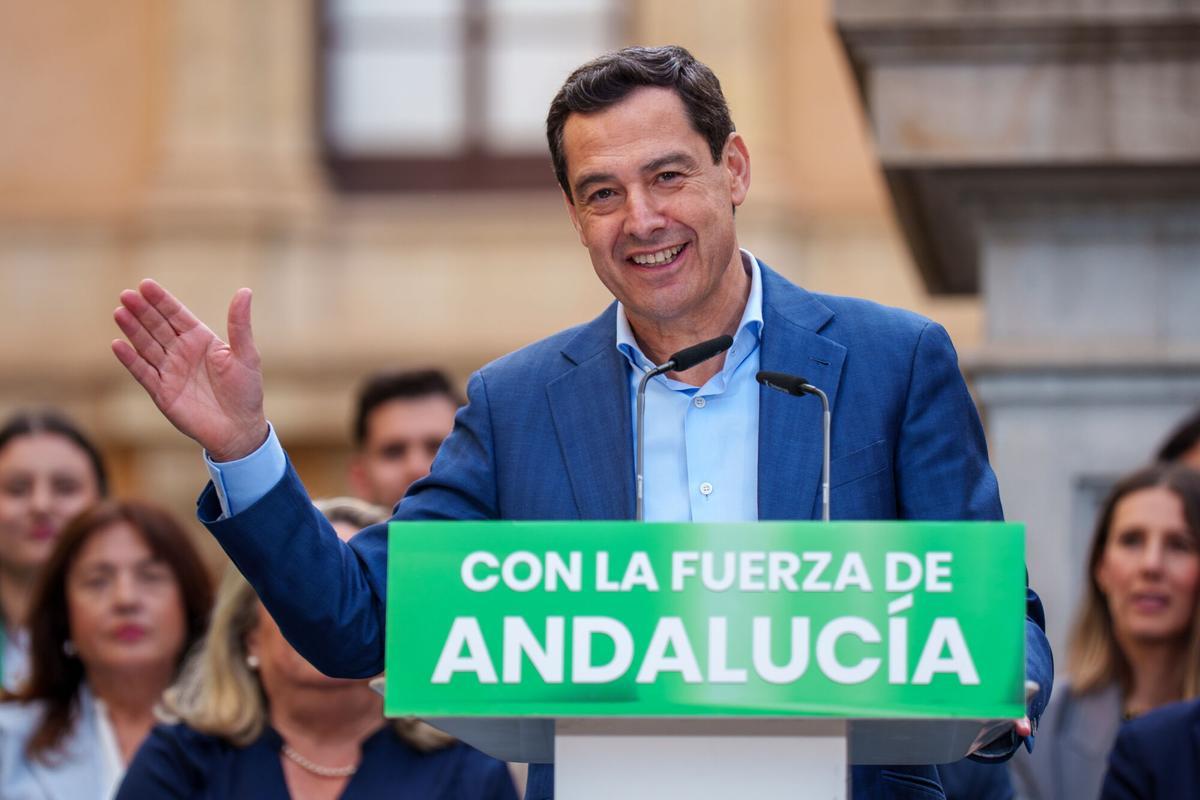 El presidente de la Junta y candidato del PP-A a la reelección, Juanma Moreno, interviene en un acto público en Granada. A 05 de mayo de 2026, en Granada (Andalucía, España). El presidente de la Junta y candidato del PP-A a la reelección, Juanma Moreno, ha intervenido en un acto público en la Plaza de la Universidad de Granada junto a la cabeza de lista por la provincia y consejera de Fomento Rocío Díaz y la alcaldesa de la ciudad Marifran Carazo. 05 MAYO 2026 Francisco J. Olmo / Europa Press 05/05/2026. Juanma Moreno;Rocío Díaz;Marifran Carazo;Francisco J. Olmo