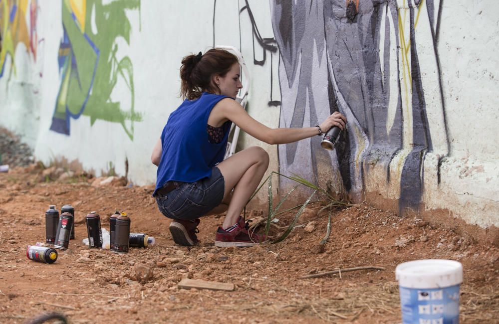 El arte urbano decora el grupo Lourdes