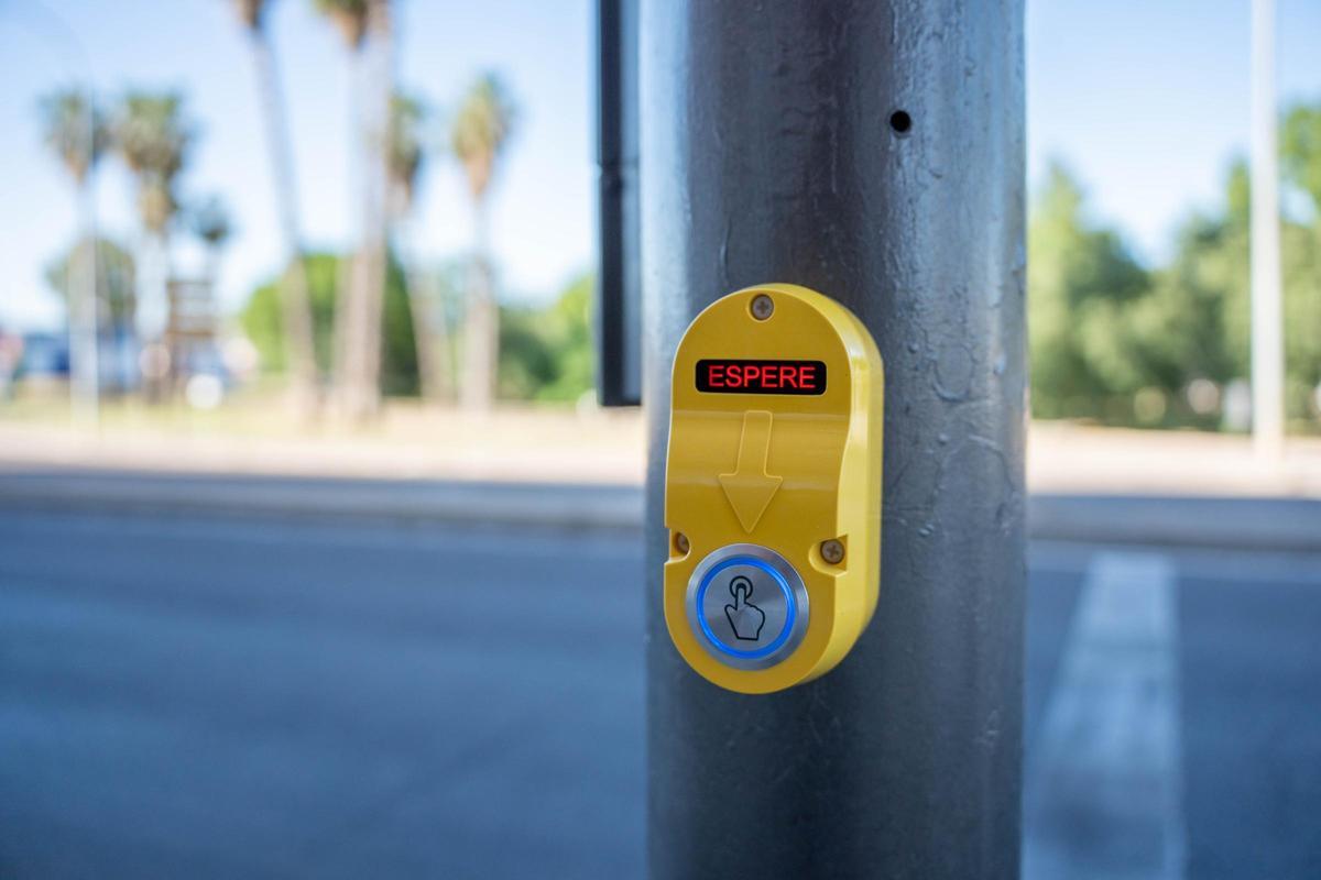 Detalle del nuevo pulsador peatonal instalado en el cruce de María Auxiliadora.