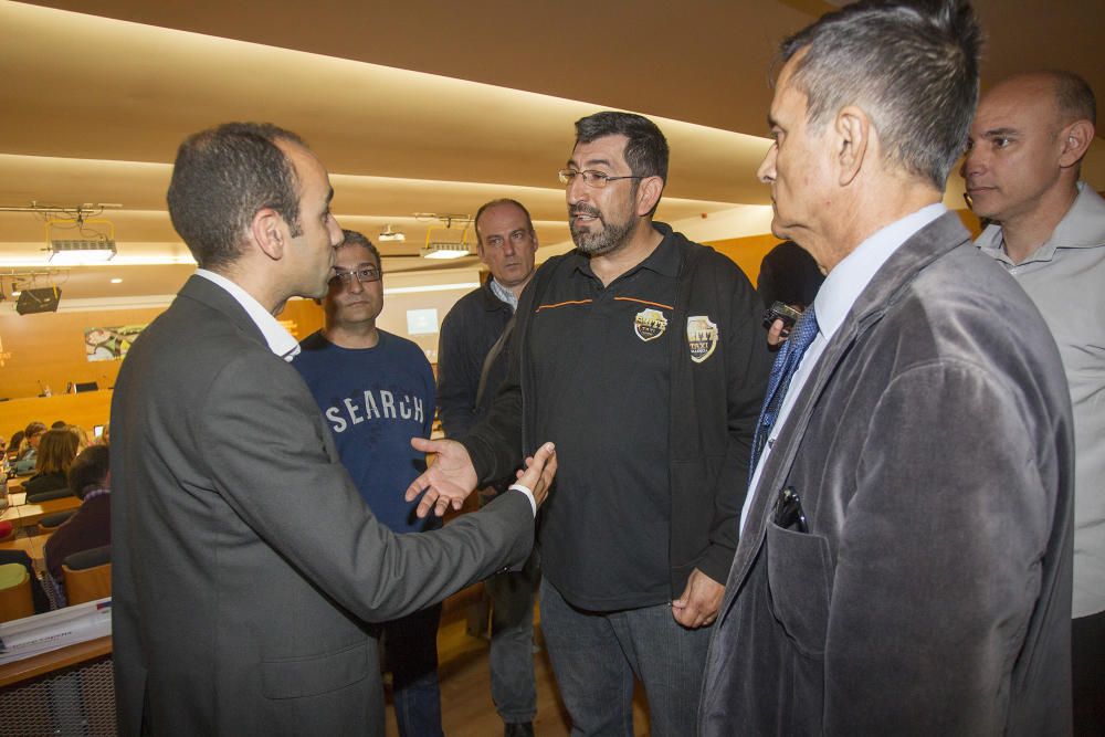 Protesta de los taxistas en Castelló contra Uber