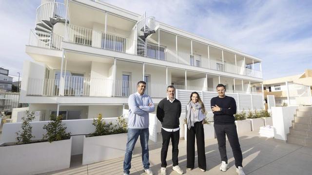 Adrián Bedoya Mey (segundo por la izquierda) junto a parte del equipo de gestión de ASA Ibiza Homes. |  | VICENT MARÍ