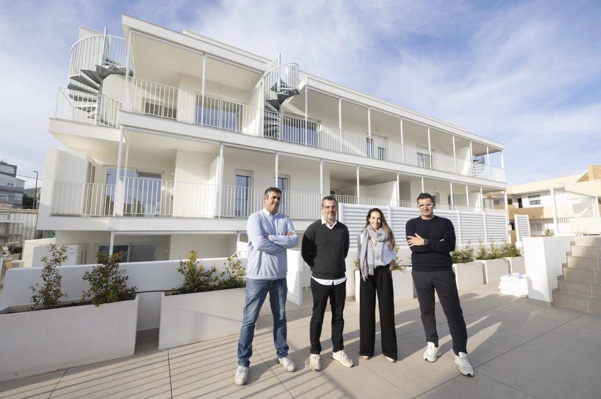 Adrián Bedoya Mey (segundo por la izquierda) junto a parte del equipo de gestión de ASA Ibiza Homes. |  | VICENT MARÍ