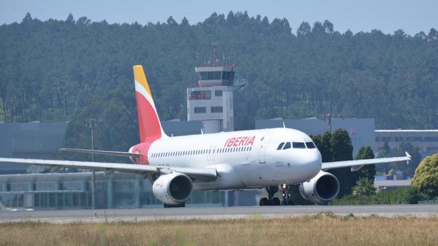 Un avión de Iberia en el aeropuerto de Vigo.