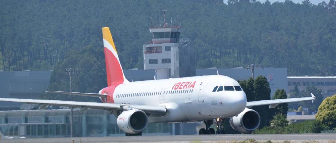 Un avión de Iberia en el aeropuerto de Vigo. // FCS