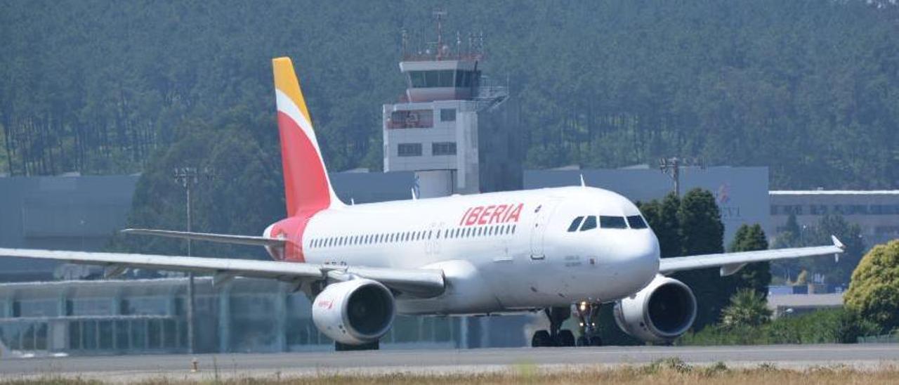 Un avión de Iberia en el aeropuerto de Vigo