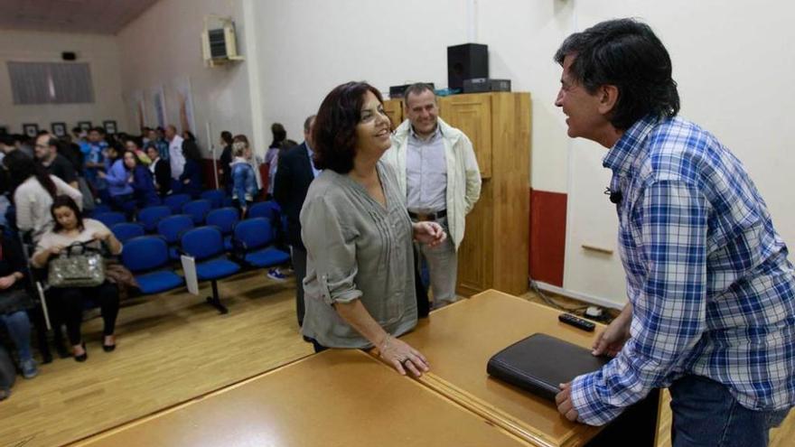 Carlos López Otín conversa con una profesora de Cerdeño.