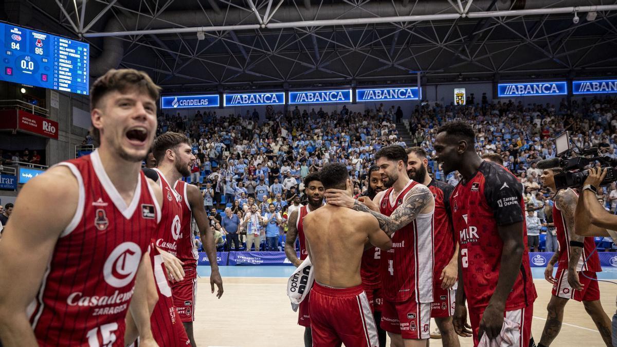 Los jugadores del Casademont celebran la salvación sobre la pista del Pazo.