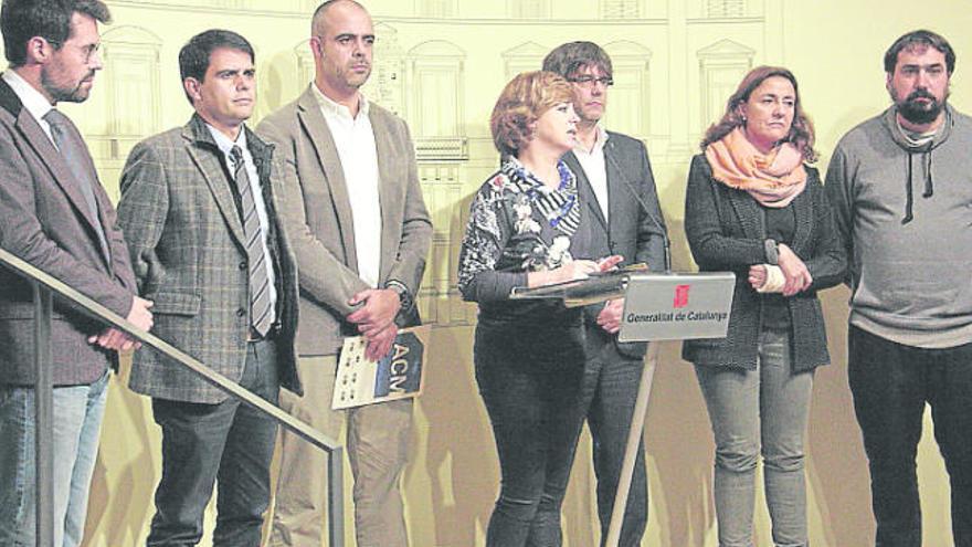 Els alcaldes amb la consellera de Governació, Meritxell Borràs