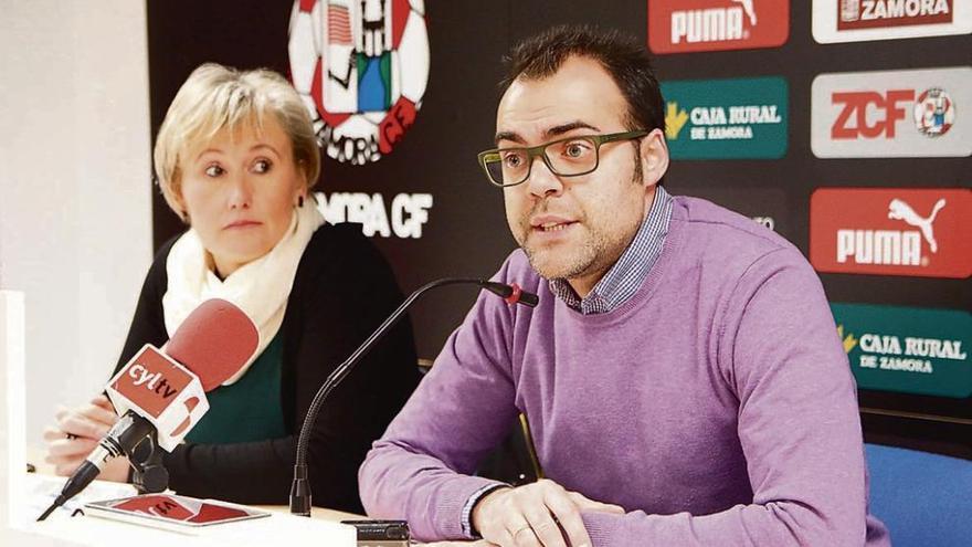 Directivos del Zamora CF explican a los medios las iniciativas que el club pondrá en marcha.
