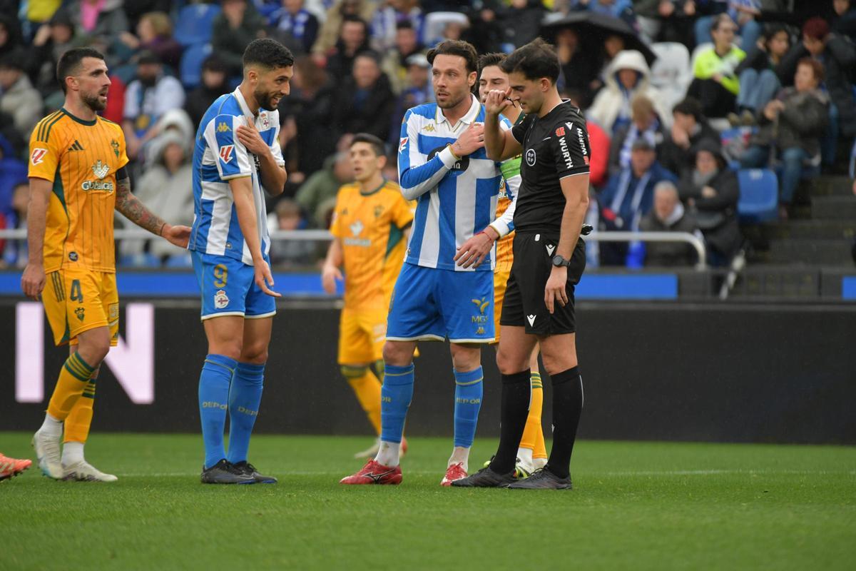 Eddahchouri protestando ante Eder Mallo