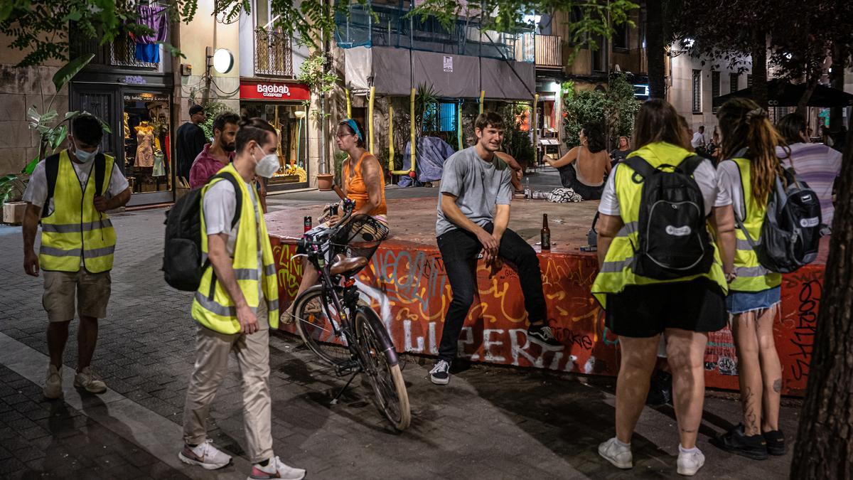 Los agentes cívicos recorren calles y plazas del centro de Barcelona, el pasado lunes.