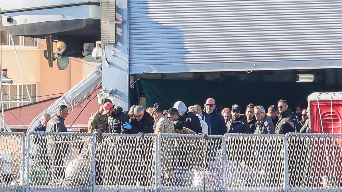Archivo - Migrantes llegan al centro de detención organizado por Italia en Shengjin (Albania)