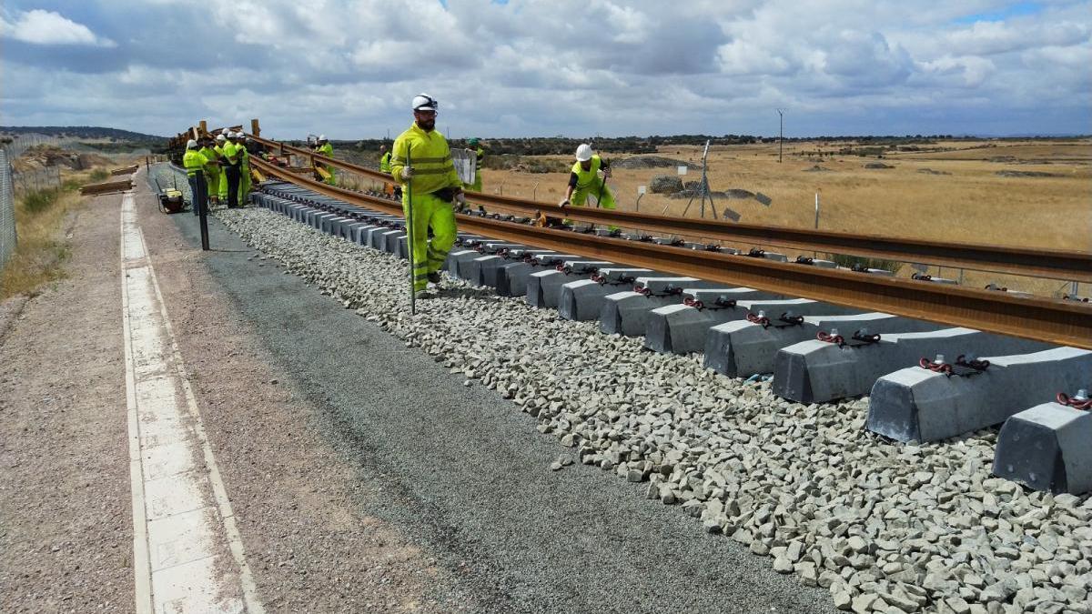 Comienza la instalación de carril y traviesas del AVE en el tramo Plasencia-Cáceres