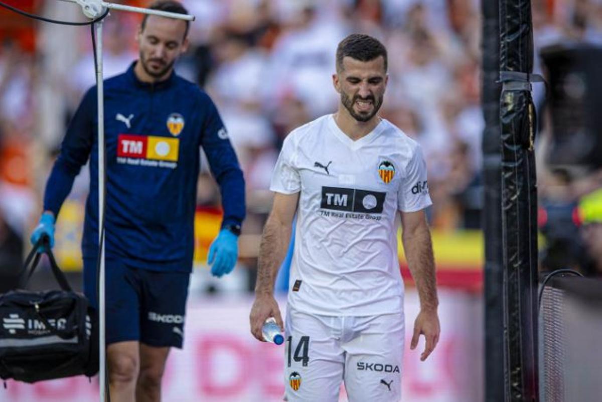 José Gayà, lesionado, se retiró del campo en el minuto 63 dejando su sitio a Jesús Vázquez