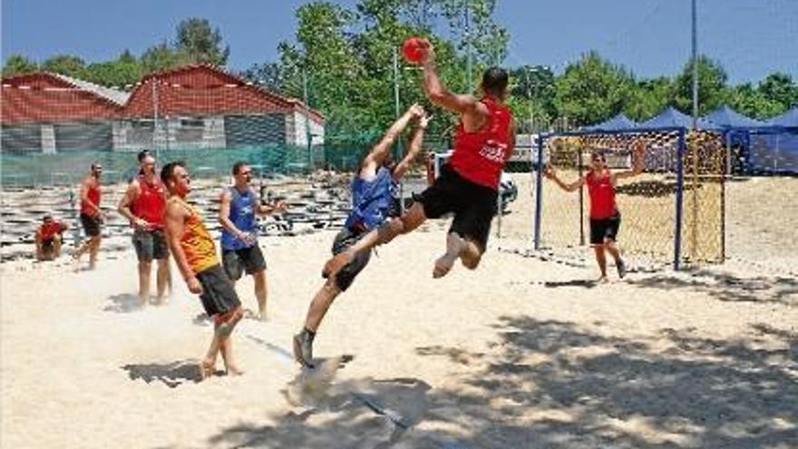 La selecció espanyola en ple entrenament ahir al migdia a les instal·lacions de Lloret de Mar.