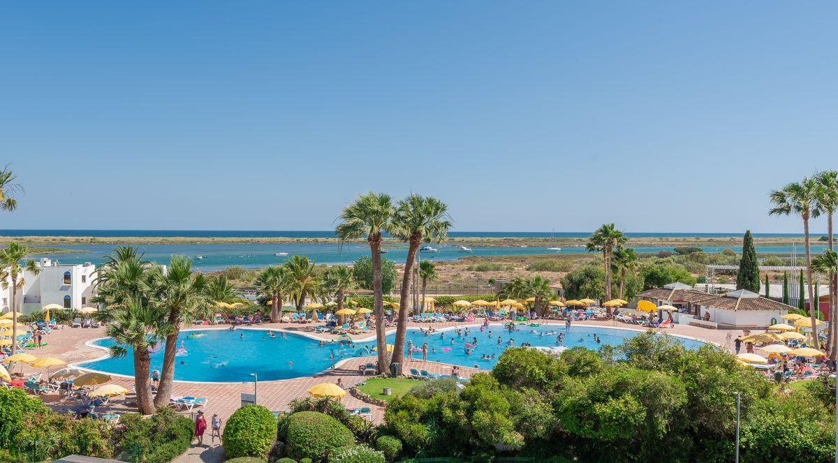 Golden Club Cabanas combina apartamentos y servicios hoteleros junto a la Ría Formosa.