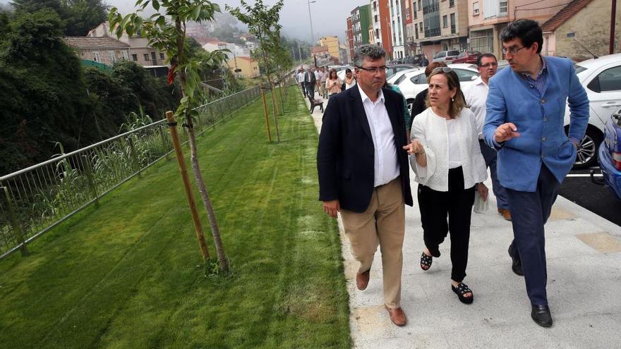 Javier Bas, Ethel Vázquez y López-Chaves inauguraron esta mañana la humanización de la Avenida de Vigo en Redondela. // M.G. Brea