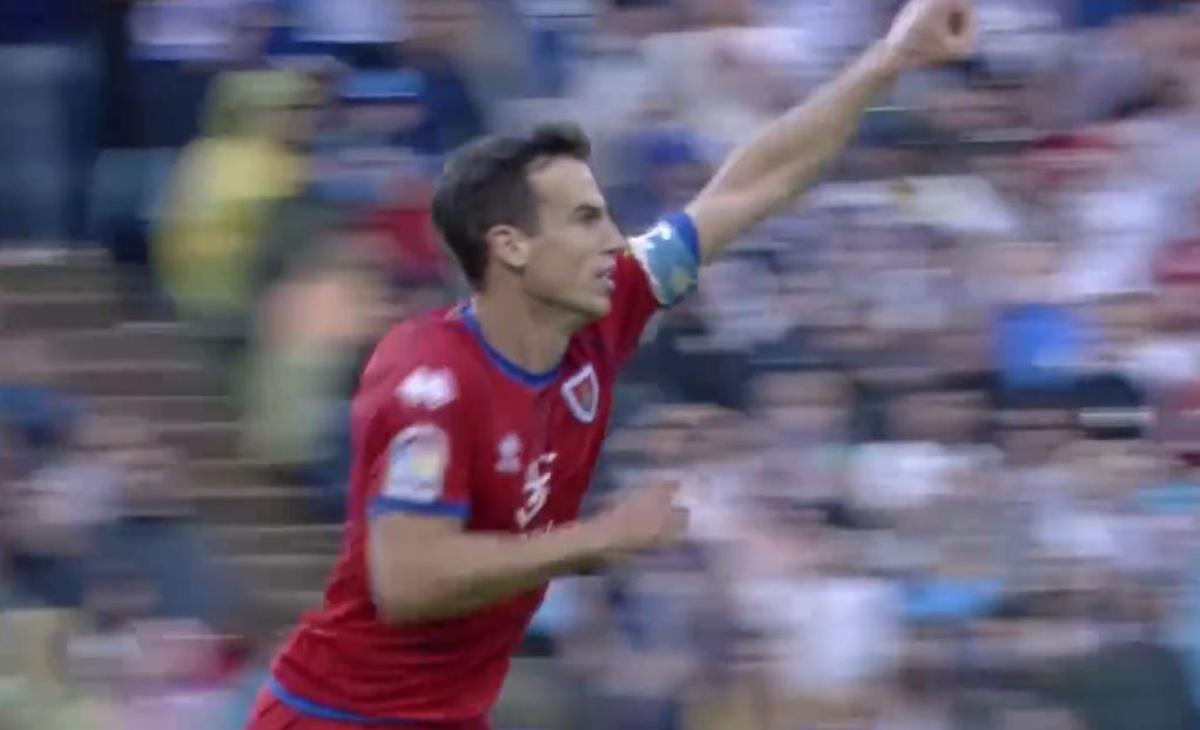 Íñigo Pérez, instantes después de marcar su gol en los 'playoffs' de ascenso en la 17/18