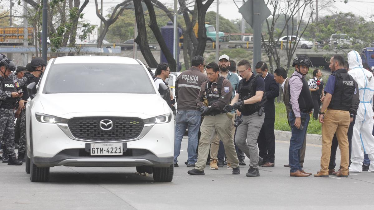 Agentes de la policía de Ecudor, en el lugar del crimen.