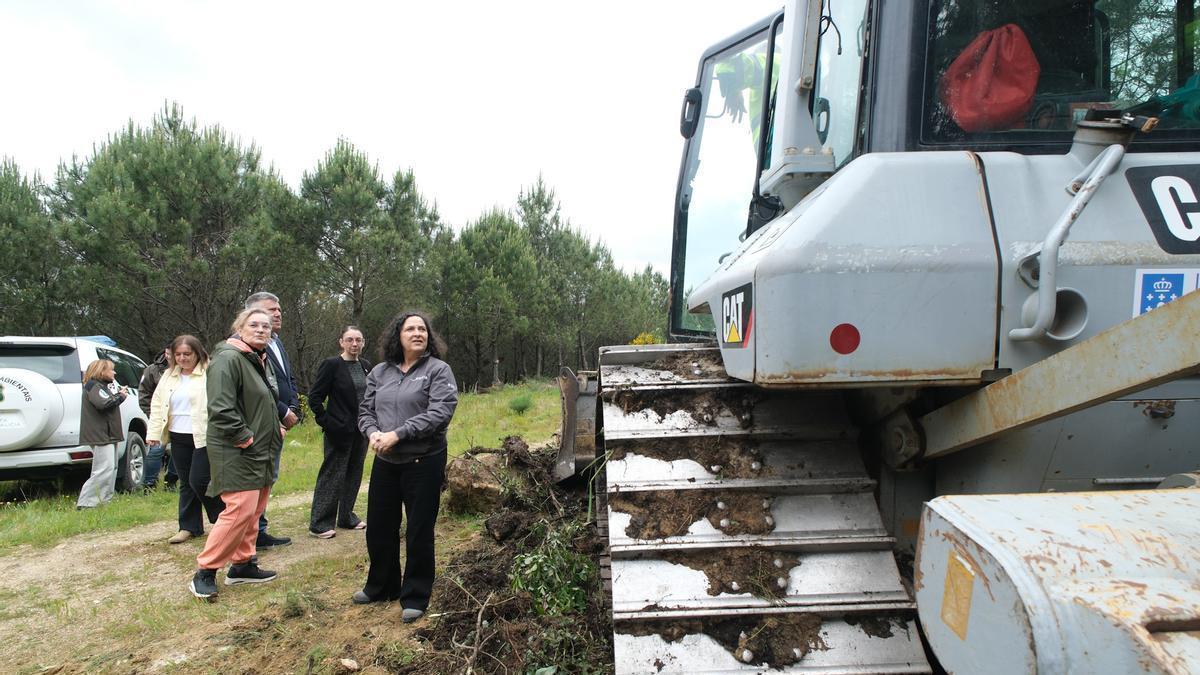Do Campo, dereita, acompañada da alcaldesa de Muros, María Lago, detrás, e do alcalde de Carnota, Juan Manuel Saborido.