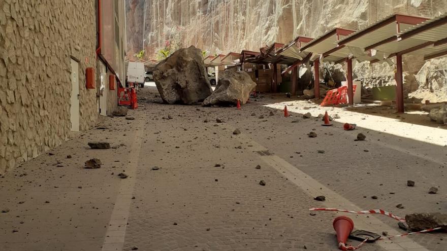 Desprendimiento de dos grandes rocas en Amadores